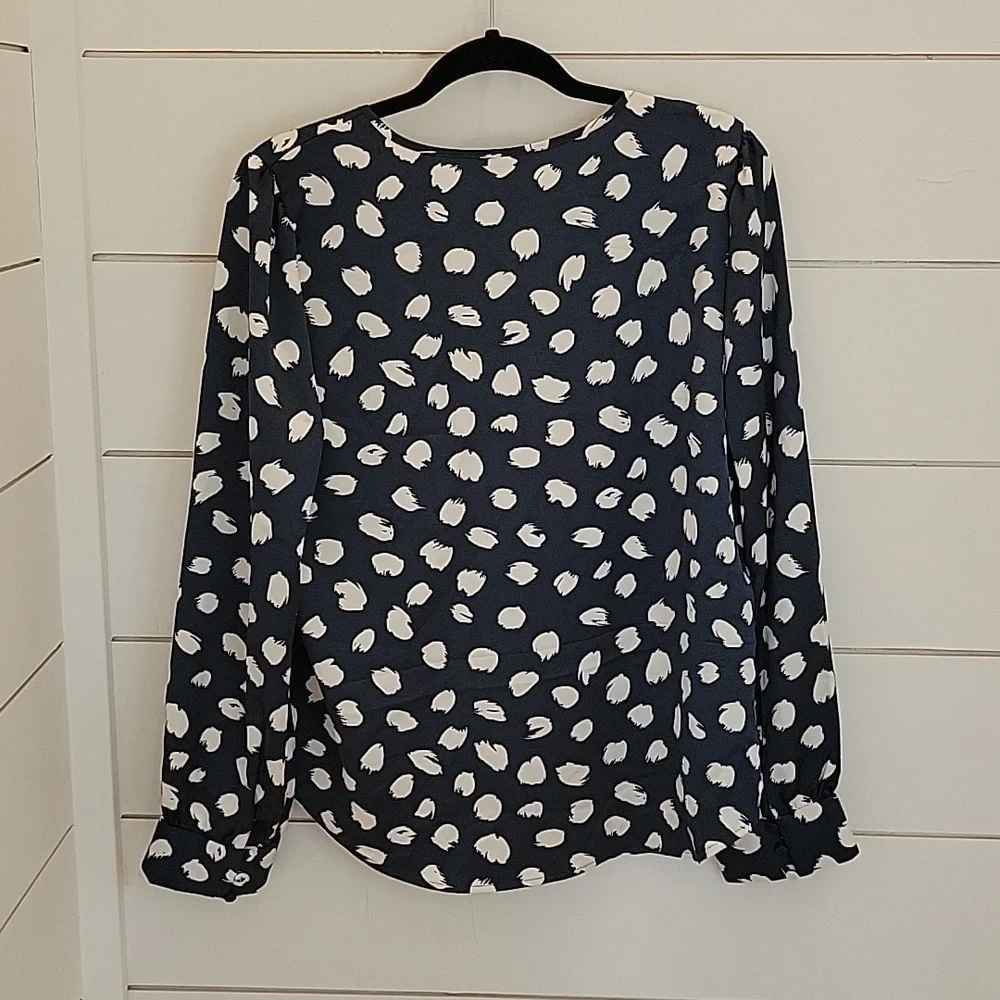 J CREW large pullover blouse blue with white abstract dots and ruffles - Picture 4 of 4